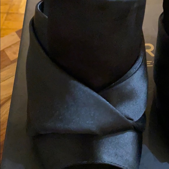 Beautiful wrap around the ankle shoe - Picture 2 of 4